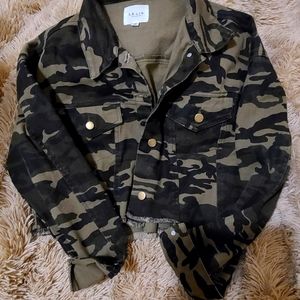 LELIS Cropped Camo Jacket
